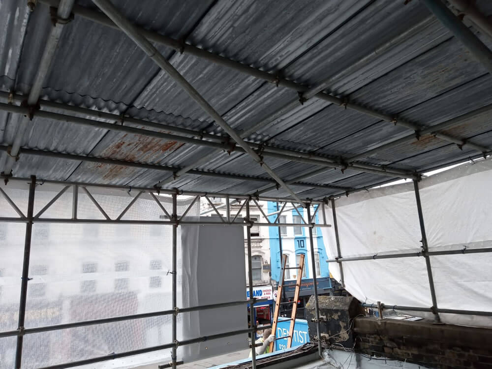 New insulated flat-roof build-up under construction