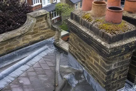 Roof parapet and adjoining weathering details